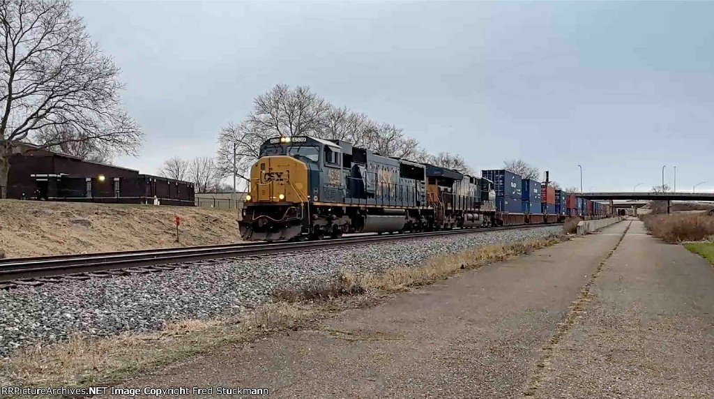 CSX 4539 leads I136.